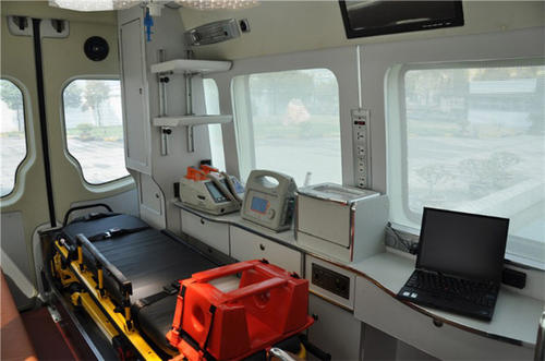 德宏救护车内部